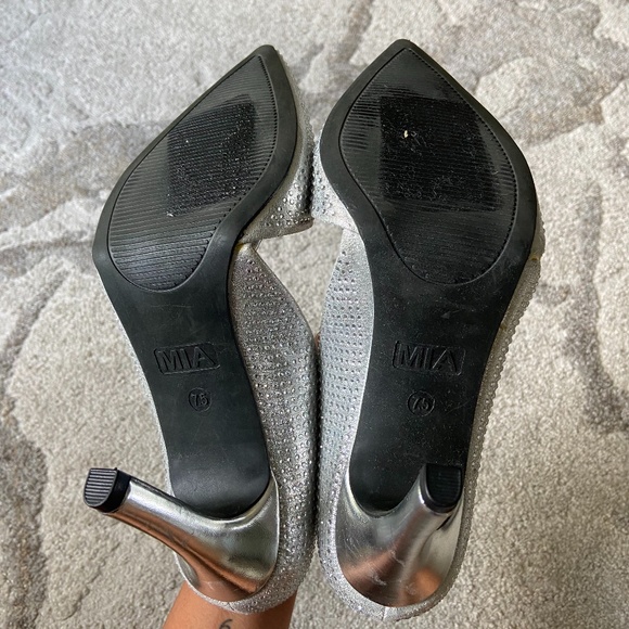 MIA // Ciana Pointed Toe D'Orsay Rhinestone Pump // Size 7.5 - Picture 11 of 13